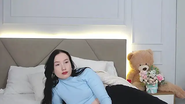 Snapshot of LeilaLow chatting on 25, 2, 2025 LeilaLow online show from 25, 2, 2025