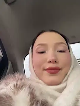 Snapshot of LeilaLow chatting on 28, 2, 2025 LeilaLow online show from 28, 2, 2025