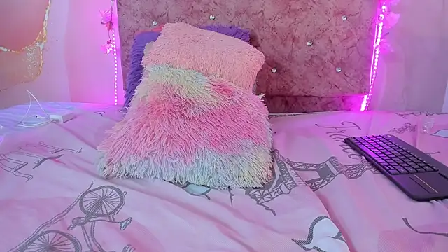 Snapshot of Bella__sweet chatting on 8, 2, 2025 Bella sweet online show from 8, 2, 2025