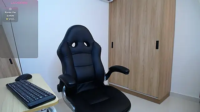 Snapshot of karoll_marquez chatting on 6, 11, 2025 karoll marquez online show from 6, 11, 2025