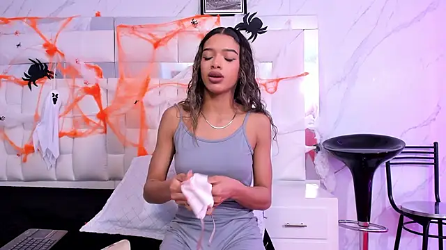 Snapshot of BritneyCollins chatting on 13, 10, 2025 BritneyCollins online show from 13, 10, 2025