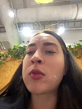 Holly Play online show from 3, 1, 2025