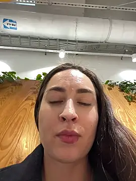 Holly Play online show from 13, 1, 2025