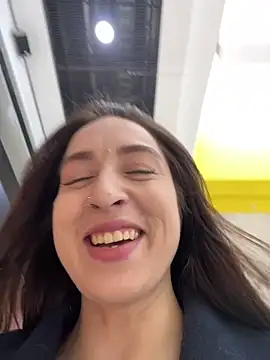 Holly Play online show from 14, 3, 2025