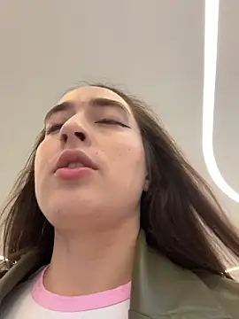 Holly Play online show from 4, 11, 2025