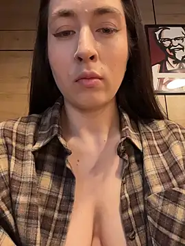 Snapshot of Holly_Play chatting on 8, 6, 2026 Holly Play online show from 8, 6, 2026