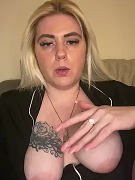 Snapshot of Blondiee3088 chatting on 5, 3, 2025 Blondiee3088 online show from 5, 3, 2025