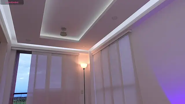 nicollefiorett online show from 25, 12, 2024