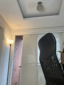 nicollefiorett online show from 25, 3, 2026