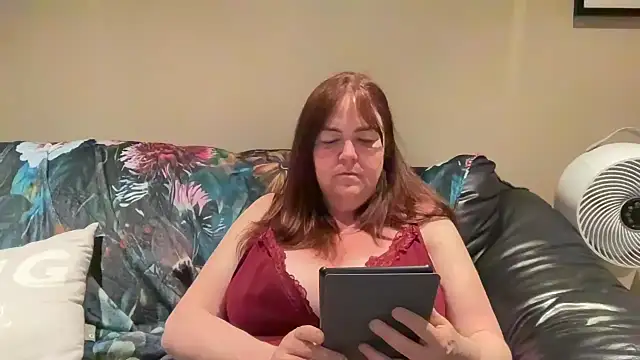curvy-milf-abbie online show from 28, 4, 2026