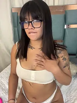 Snapshot of honeyy_mia chatting on 15, 10, 2025 honeyy mia online show from 15, 10, 2025