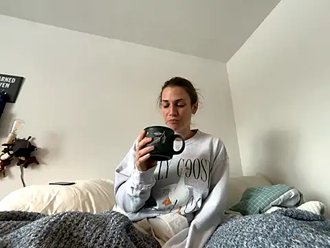 Snapshot of MissSwitch chatting on 4, 12, 2024 MissSwitch online show from 4, 12, 2024