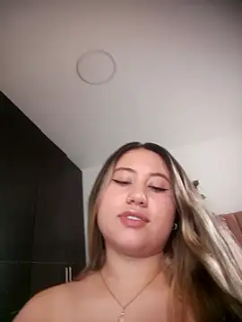 Snapshot of eimy_collinssss chatting on 21, 12, 2025 eimy collinssss online show from 21, 12, 2025