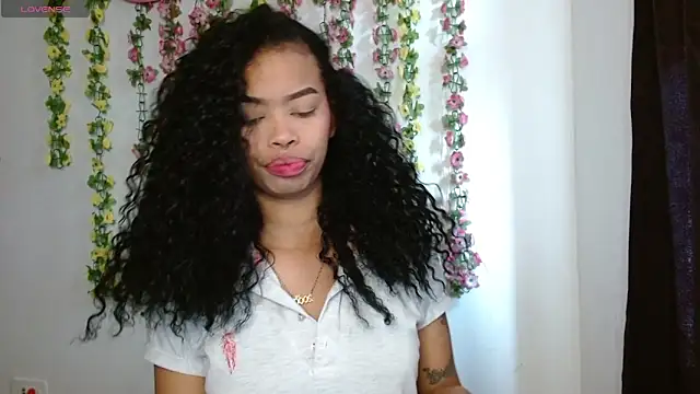 Snapshot of Shenna_brunette_ chatting on 14, 12, 2025 Shenna brunette online show from 14, 12, 2025