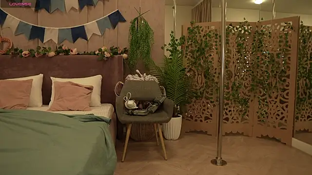 Snapshot of Smiley_Mia chatting on 2, 10, 2025 Smiley Mia online show from 2, 10, 2025