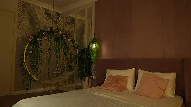 Snapshot of Smiley_Mia chatting on 6, 11, 2025 Smiley Mia online show from 6, 11, 2025