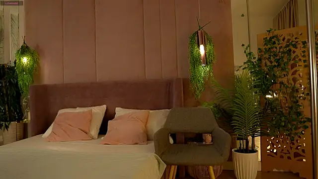 Snapshot of Smiley_Mia chatting on 8, 11, 2025 Smiley Mia online show from 8, 11, 2025