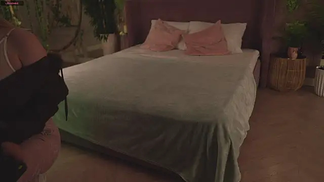 Snapshot of Smiley_Mia chatting on 10, 11, 2025 Smiley Mia online show from 10, 11, 2025