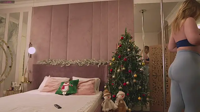 Snapshot of Smiley_Mia chatting on 4, 12, 2025 Smiley Mia online show from 4, 12, 2025