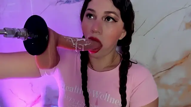 hade cute online show from 4, 12, 2025