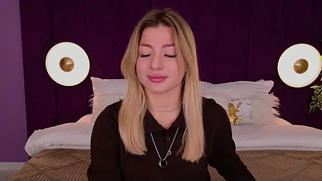 Snapshot of HelenaMorgan chatting on 5, 11, 2025 HelenaMorgan online show from 5, 11, 2025