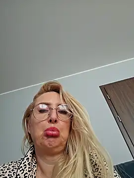 Snapshot of MariaRichi_ chatting on 4, 3, 2025 MariaRichi  online show from 4, 3, 2025