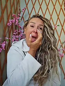 Snapshot of MariaRichi_ chatting on 6, 10, 2025 MariaRichi  online show from 6, 10, 2025