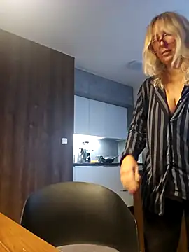 Snapshot of MariaRichi_ chatting on 2, 11, 2025 MariaRichi online show from 2, 11, 2025