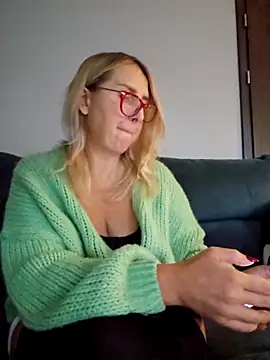 Snapshot of MariaRichi_ chatting on 9, 11, 2025 MariaRichi online show from 9, 11, 2025