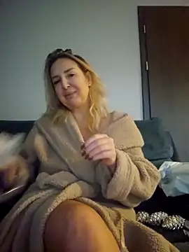 Snapshot of MariaRichi_ chatting on 4, 12, 2025 MariaRichi online show from 4, 12, 2025