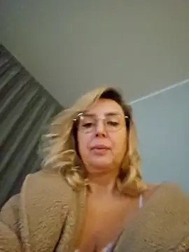 Snapshot of MariaRichi_ chatting on 15, 12, 2025 MariaRichi online show from 15, 12, 2025