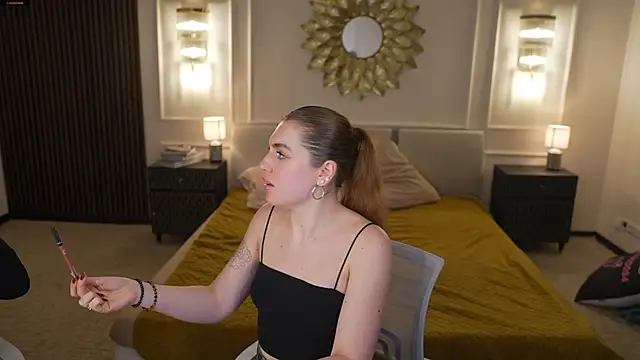 Julia  Star  online show from 3, 10, 2025