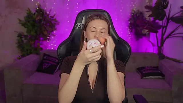 Julia  Star  online show from 2, 8, 2026