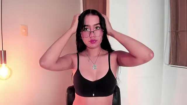 Snapshot of LaraGoldd chatting on 8, 11, 2025 LaraGoldd online show from 8, 11, 2025