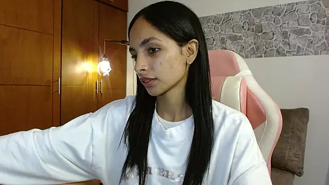 Snapshot of AnnitaSerna_ chatting on 10, 10, 2025 AnnitaSerna  online show from 10, 10, 2025