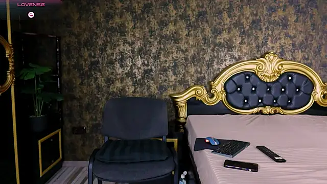 Snapshot of AaronMuscle chatting on 8, 9, 2025 AaronMuscle online show from 8, 9, 2025