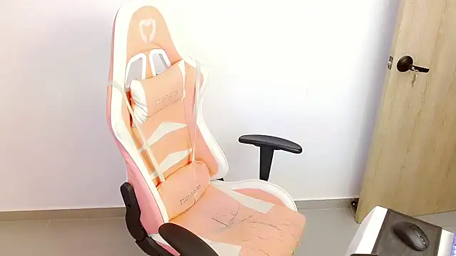 Snapshot of Kylie_martinez chatting on 1, 3, 2025 Kylie martinez online show from 1, 3, 2025