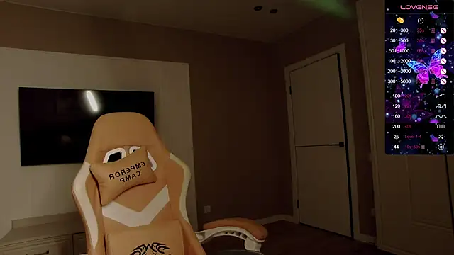 Holly Molii online show from 3, 12, 2025