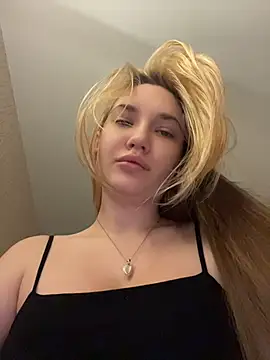Holly Molii online show from 23, 6, 2026