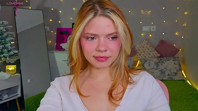 Snapshot of Red__Candy chatting on 15, 12, 2025 Red Candy online show from 15, 12, 2025