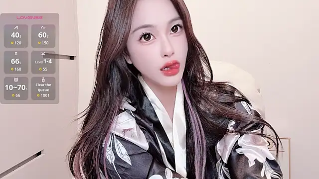 Snapshot of Neyllar chatting on 27, 10, 2025 Neyllar online show from 27, 10, 2025