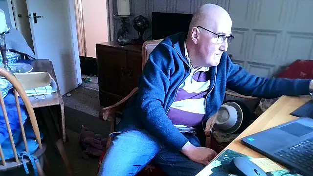 Adamdaddybear online show from 2, 2, 2025