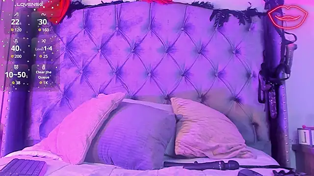 Snapshot of Molenna_queenn chatting on 12, 12, 2024 Molenna queenn online show from 12, 12, 2024