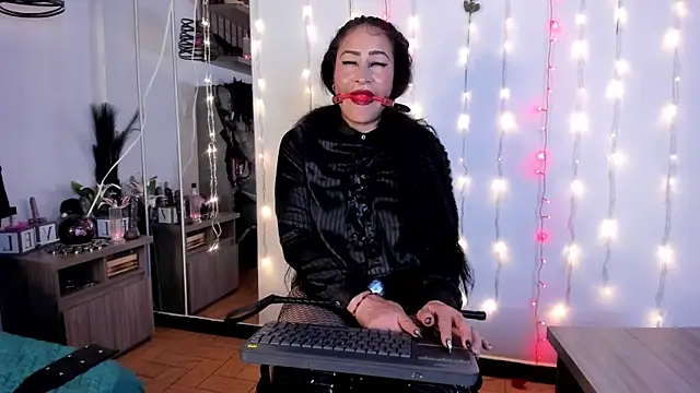 Snapshot of Molenna_queenn chatting on 11, 2, 2025 Molenna queenn online show from 11, 2, 2025