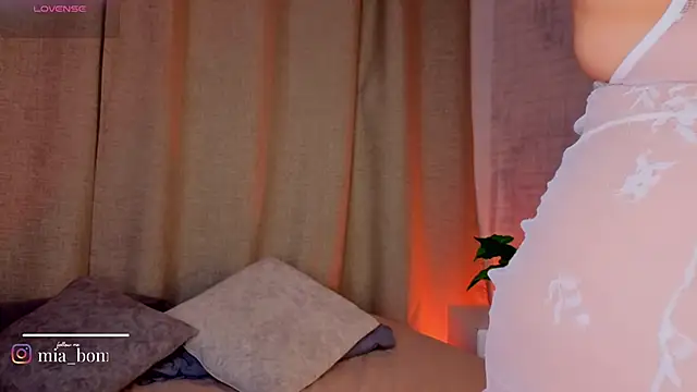 mia bonneett online show from 4, 4, 2026