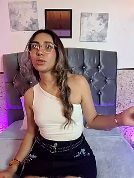 Scarlett Khan online show from 2, 1, 2025