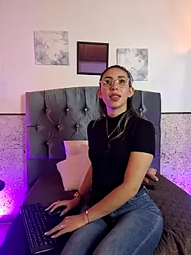 Scarlett Khan online show from 10, 1, 2025