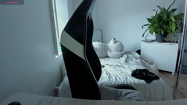 Snapshot of CeriseLapine chatting on 9, 3, 2025 CeriseLapine online show from 9, 3, 2025