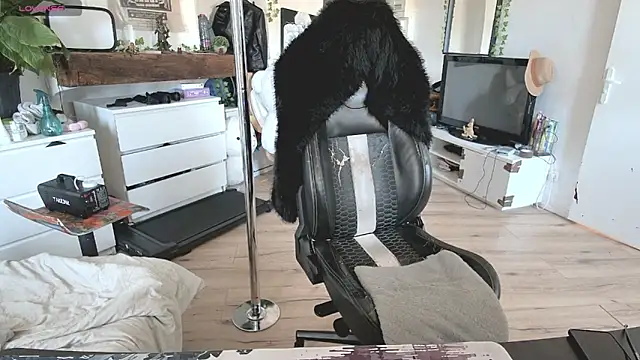 Snapshot of CeriseLapine chatting on 6, 10, 2025 CeriseLapine online show from 6, 10, 2025