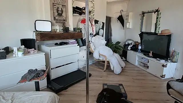 Snapshot of CeriseLapine chatting on 22, 10, 2025 CeriseLapine online show from 22, 10, 2025